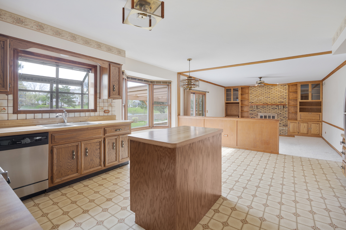 1274 Biscayne Drive, Elk Grove Village, IL 60007