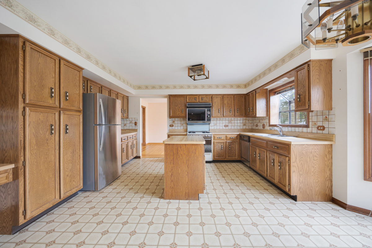 1274 Biscayne Drive, Elk Grove Village, IL 60007