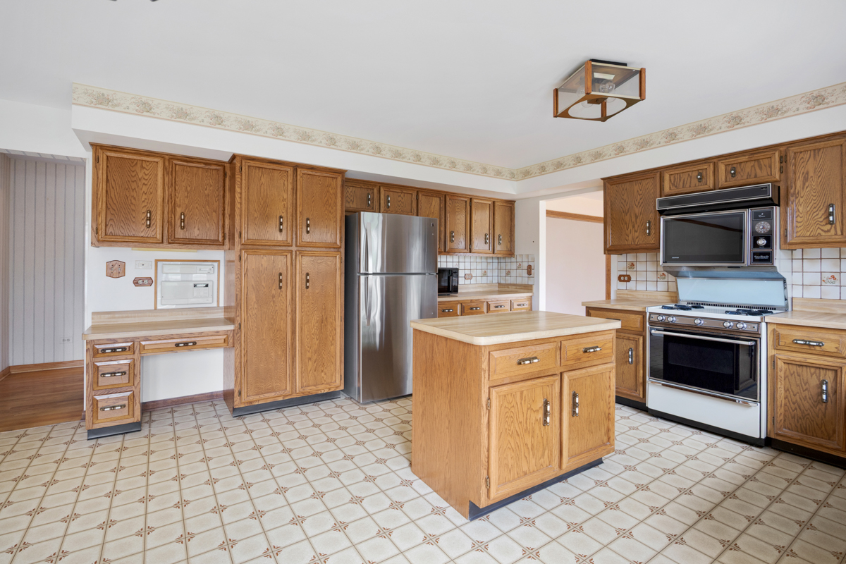 1274 Biscayne Drive, Elk Grove Village, IL 60007