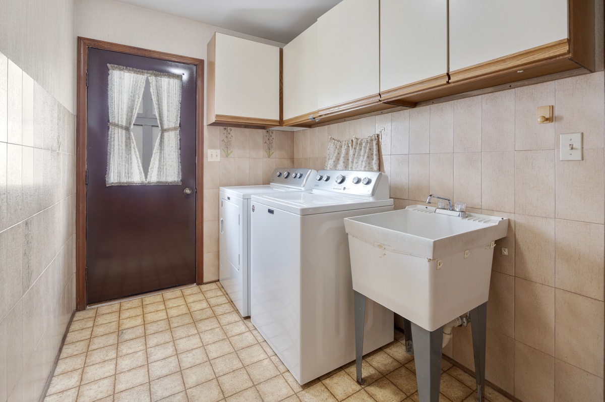 1274 Biscayne Drive, Elk Grove Village, IL 60007