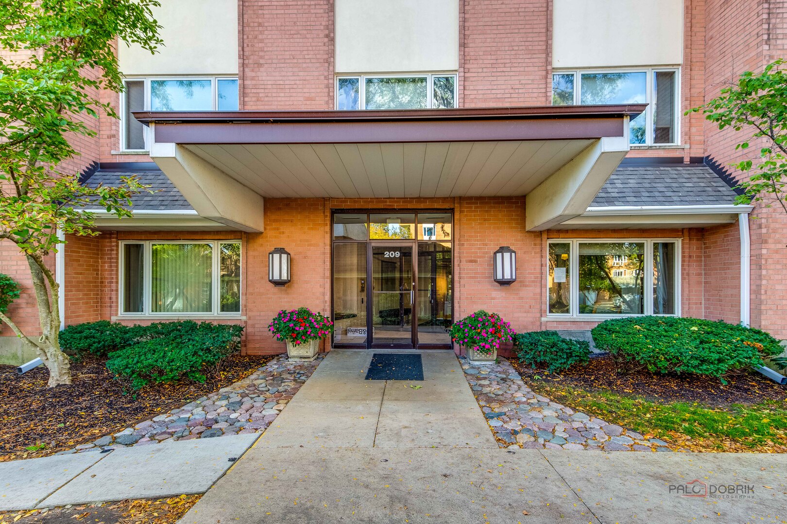 209 Rivershire Lane #203, Lincolnshire, IL 60069