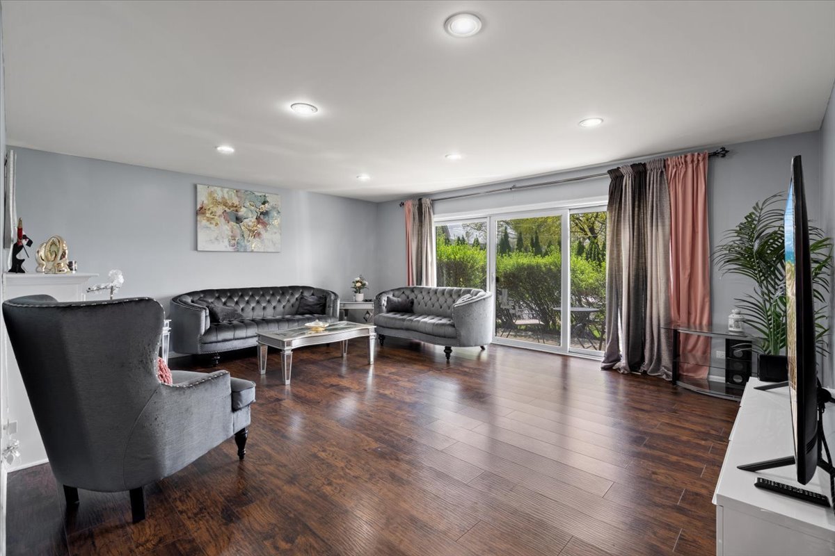 1255 W Prospect Avenue #109, Mount Prospect, IL 60056