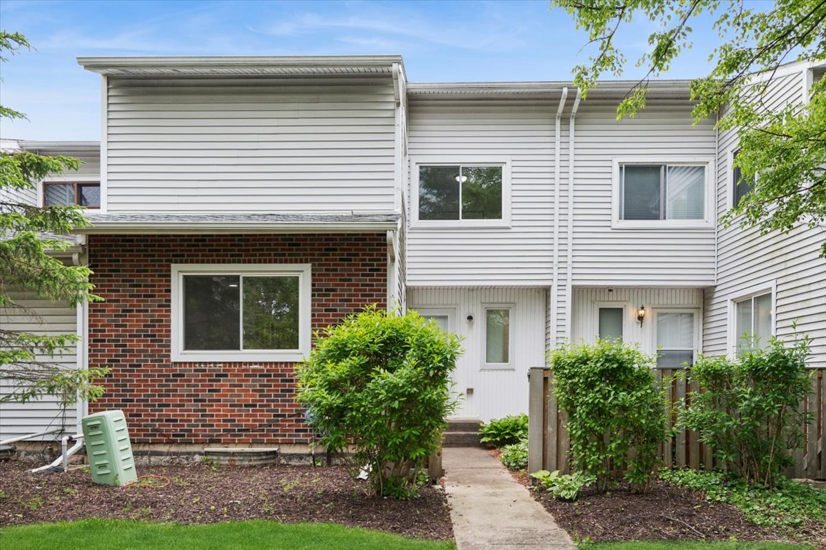 16 Wintergreen Court, Woodridge, IL 60517