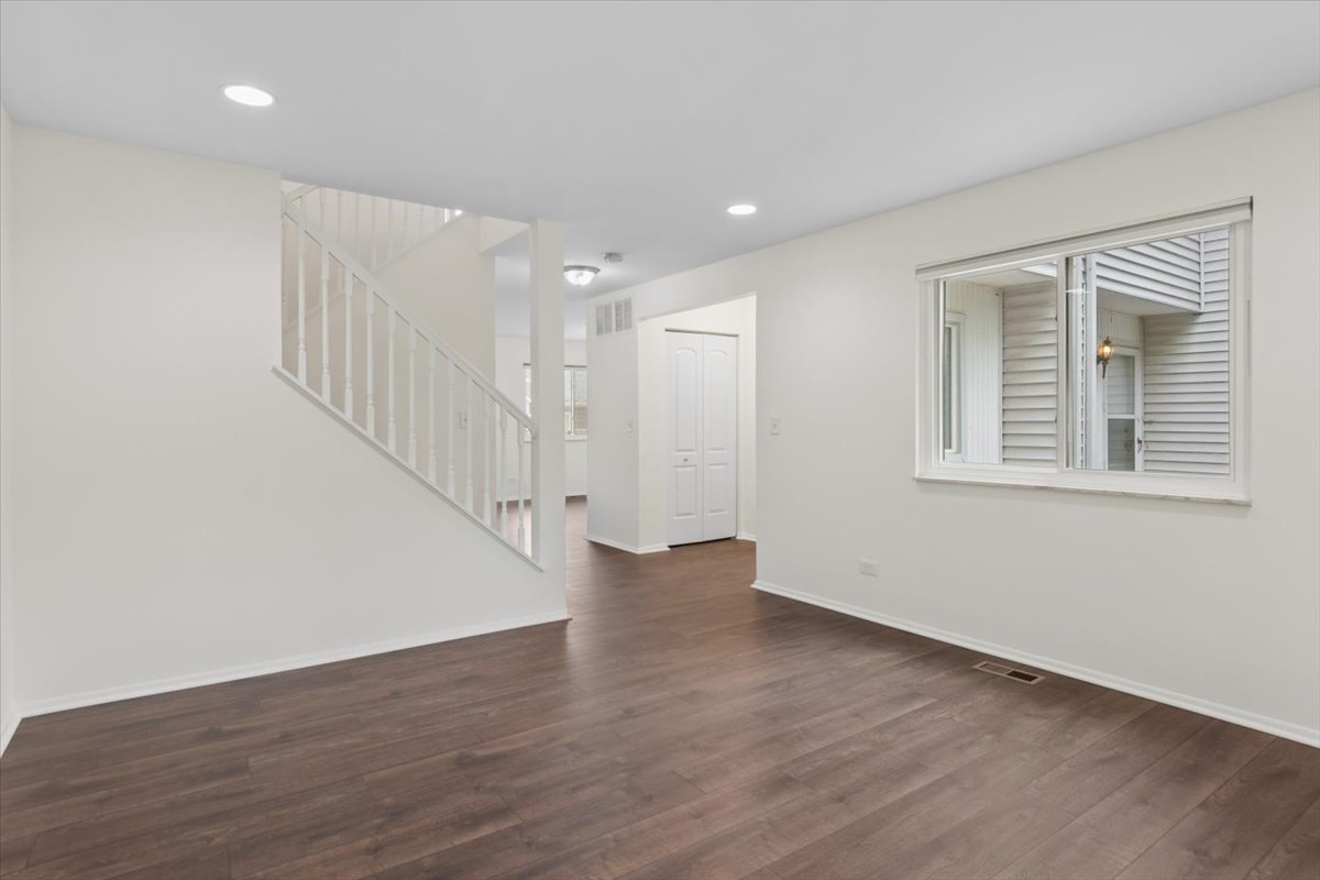 16 Wintergreen Court, Woodridge, IL 60517