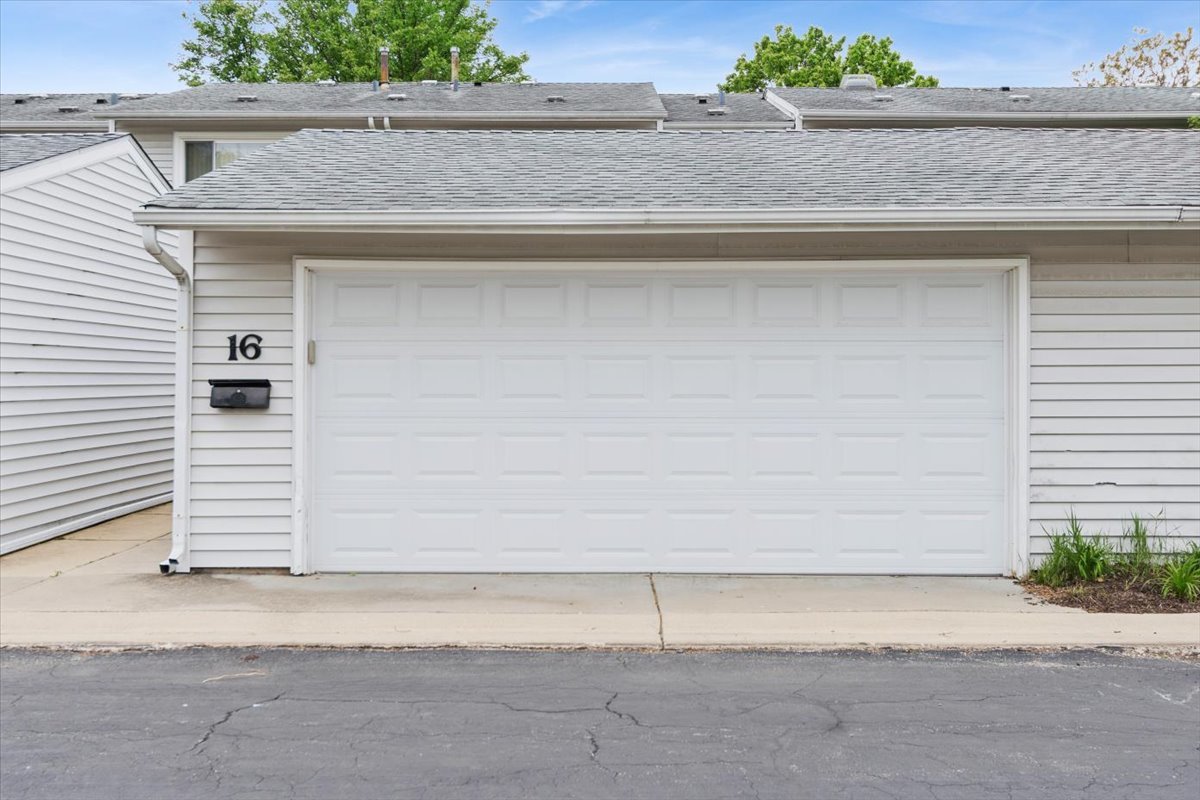 16 Wintergreen Court, Woodridge, IL 60517
