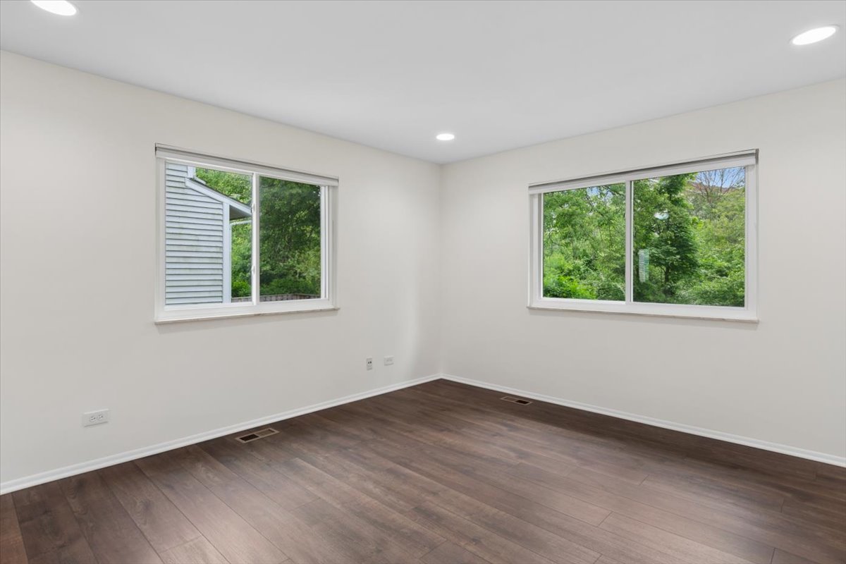 16 Wintergreen Court, Woodridge, IL 60517