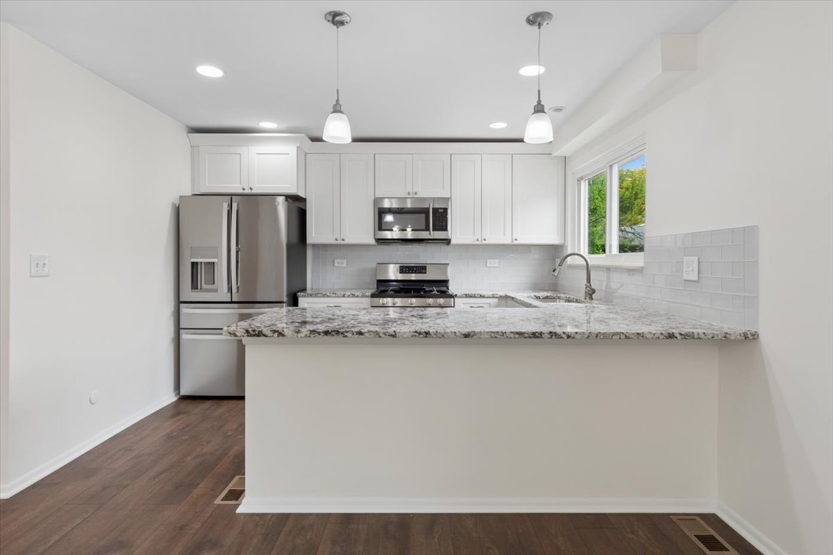 16 Wintergreen Court, Woodridge, IL 60517