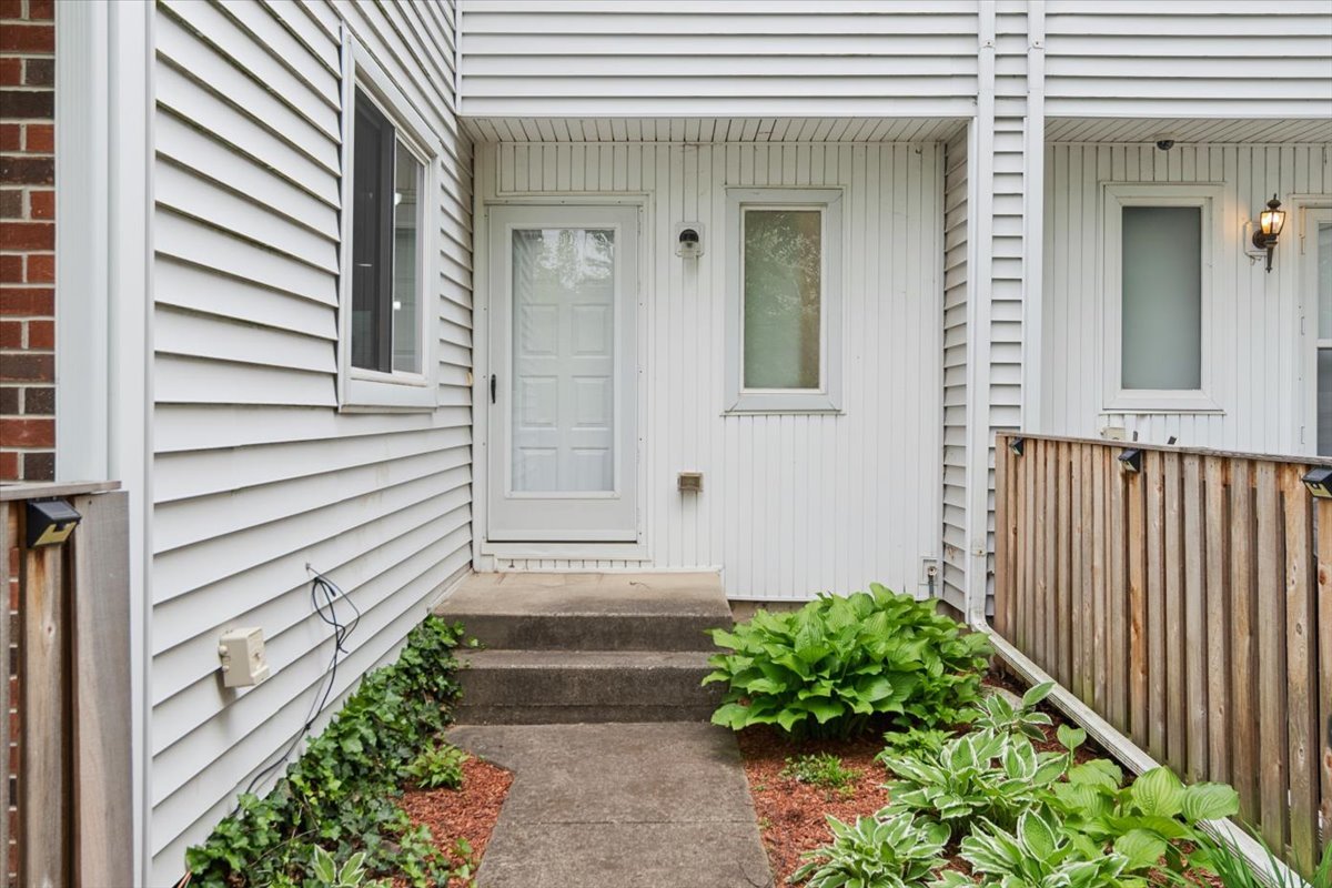 16 Wintergreen Court, Woodridge, IL 60517