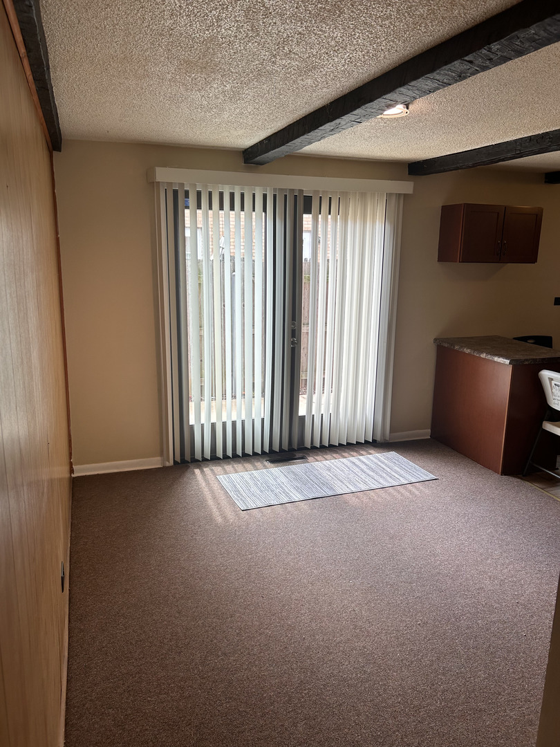 208 Dee Road, North Aurora, IL 60542