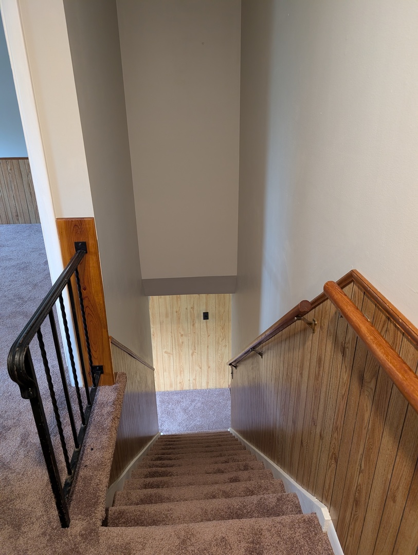 208 Dee Road, North Aurora, IL 60542