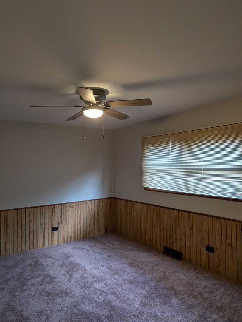 208 Dee Road, North Aurora, IL 60542