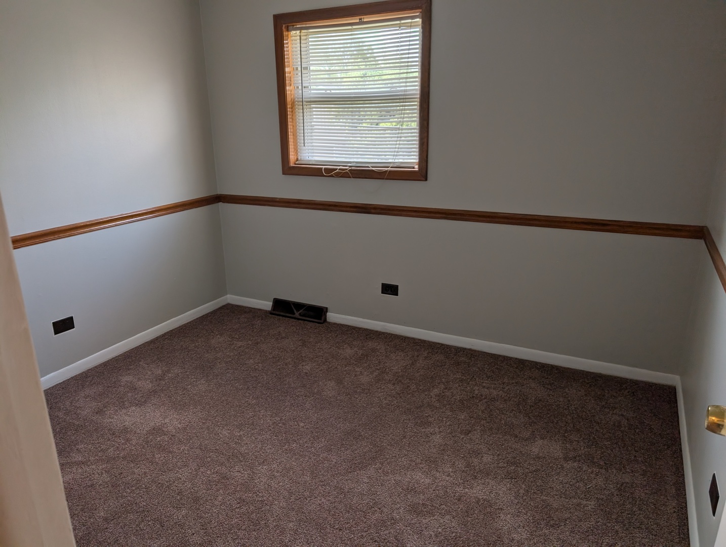 208 Dee Road, North Aurora, IL 60542