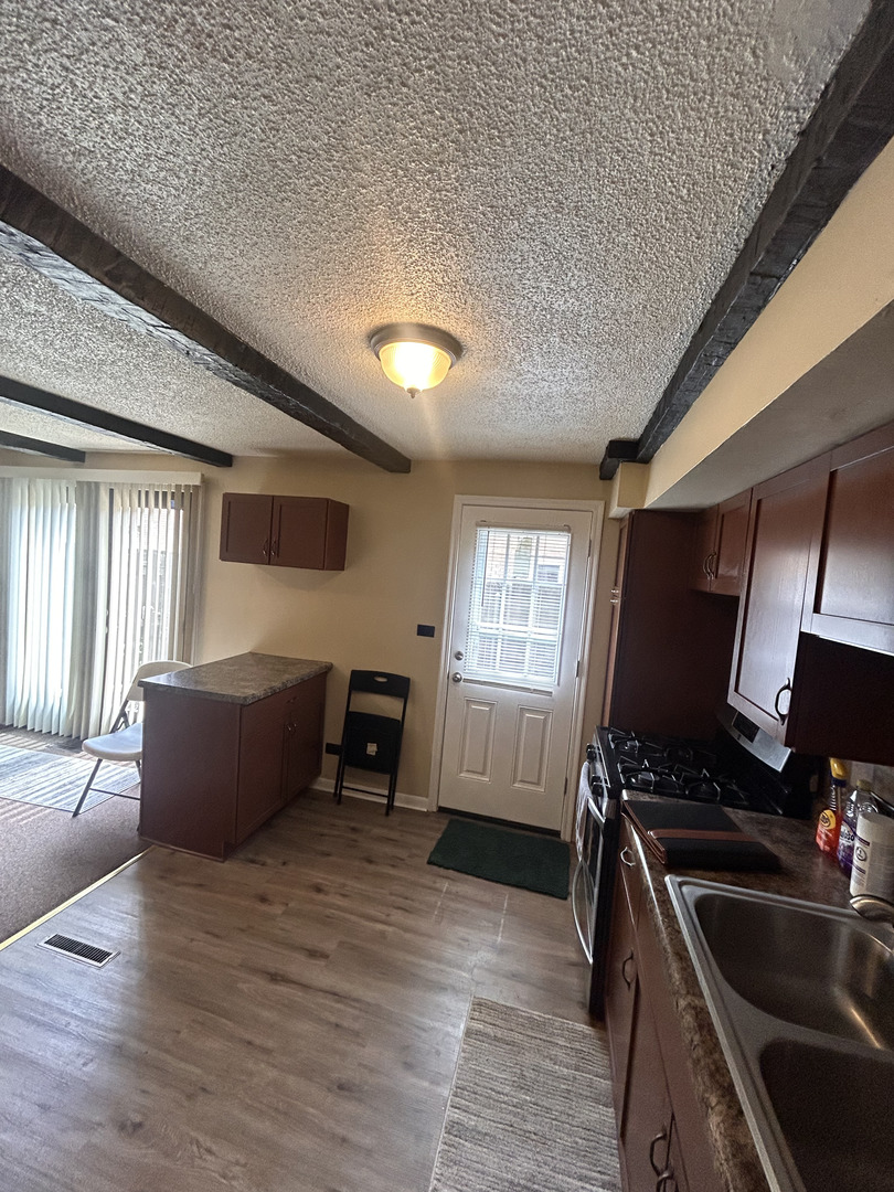 208 Dee Road, North Aurora, IL 60542