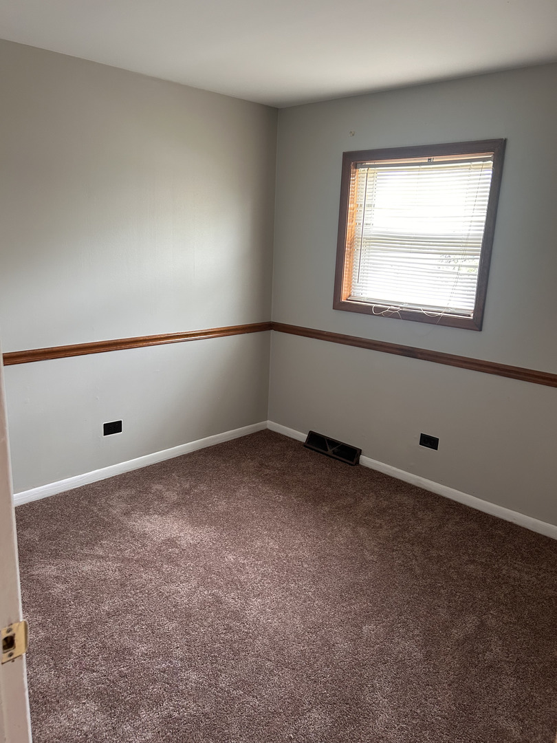 208 Dee Road, North Aurora, IL 60542