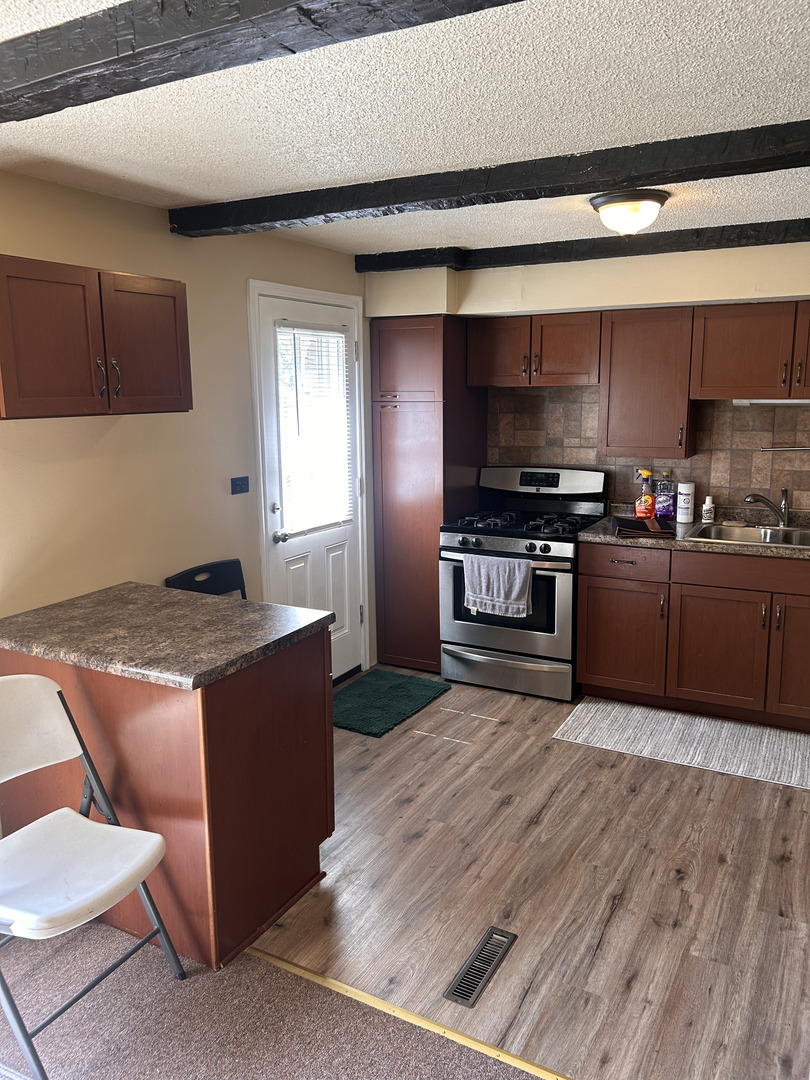 208 Dee Road, North Aurora, IL 60542