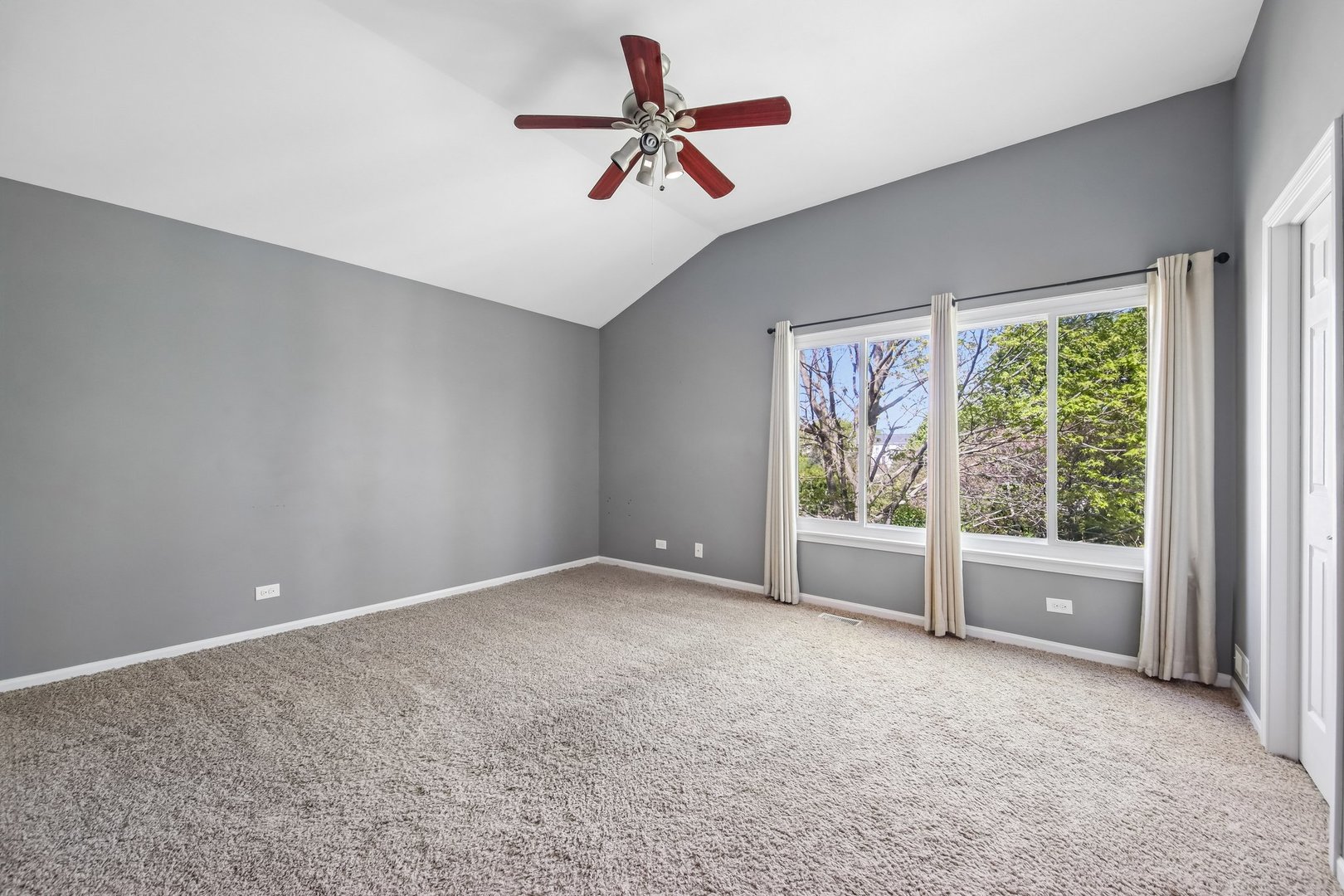 254 W Holly Court, Round Lake, IL 60073