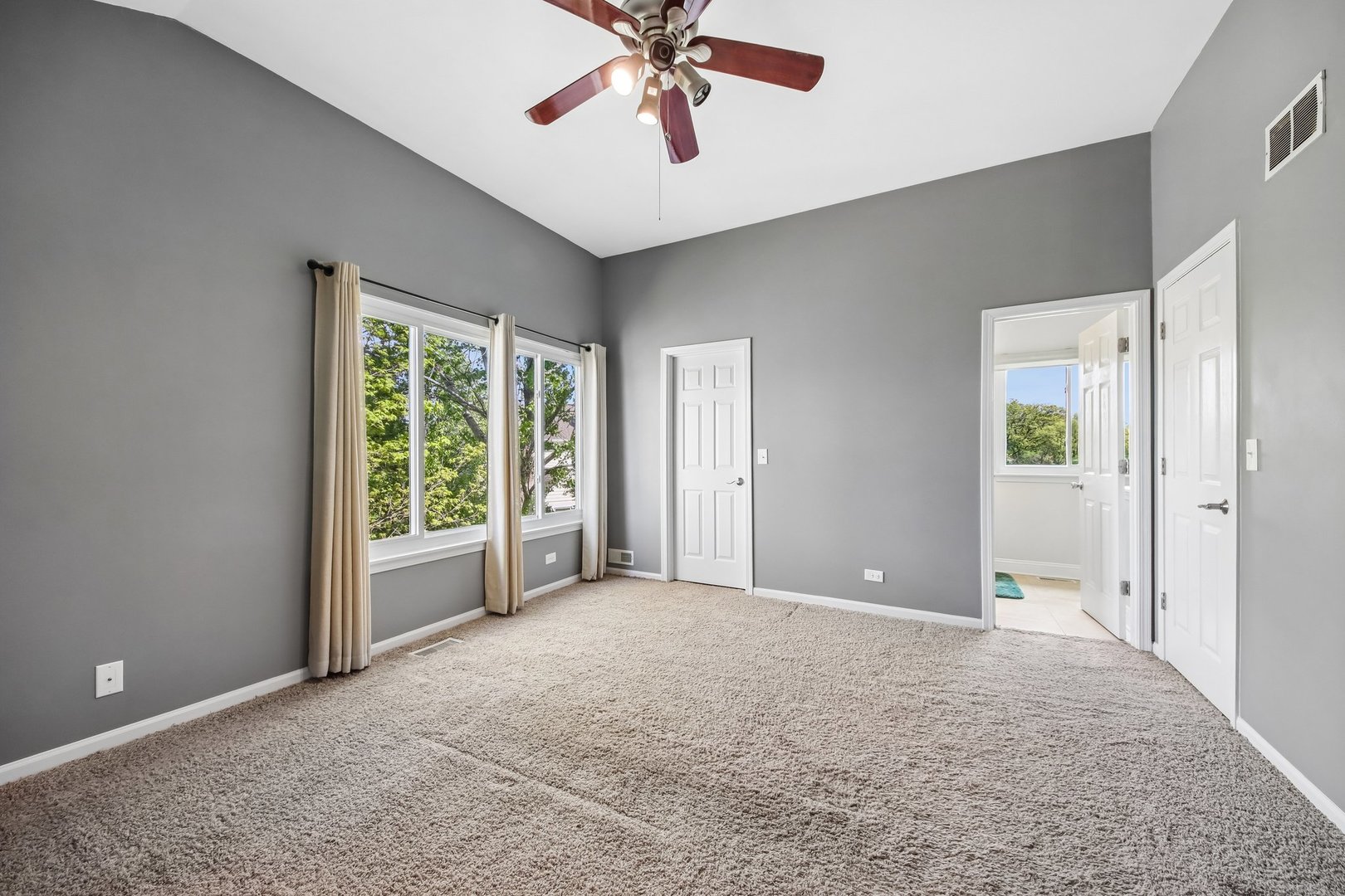 254 W Holly Court, Round Lake, IL 60073