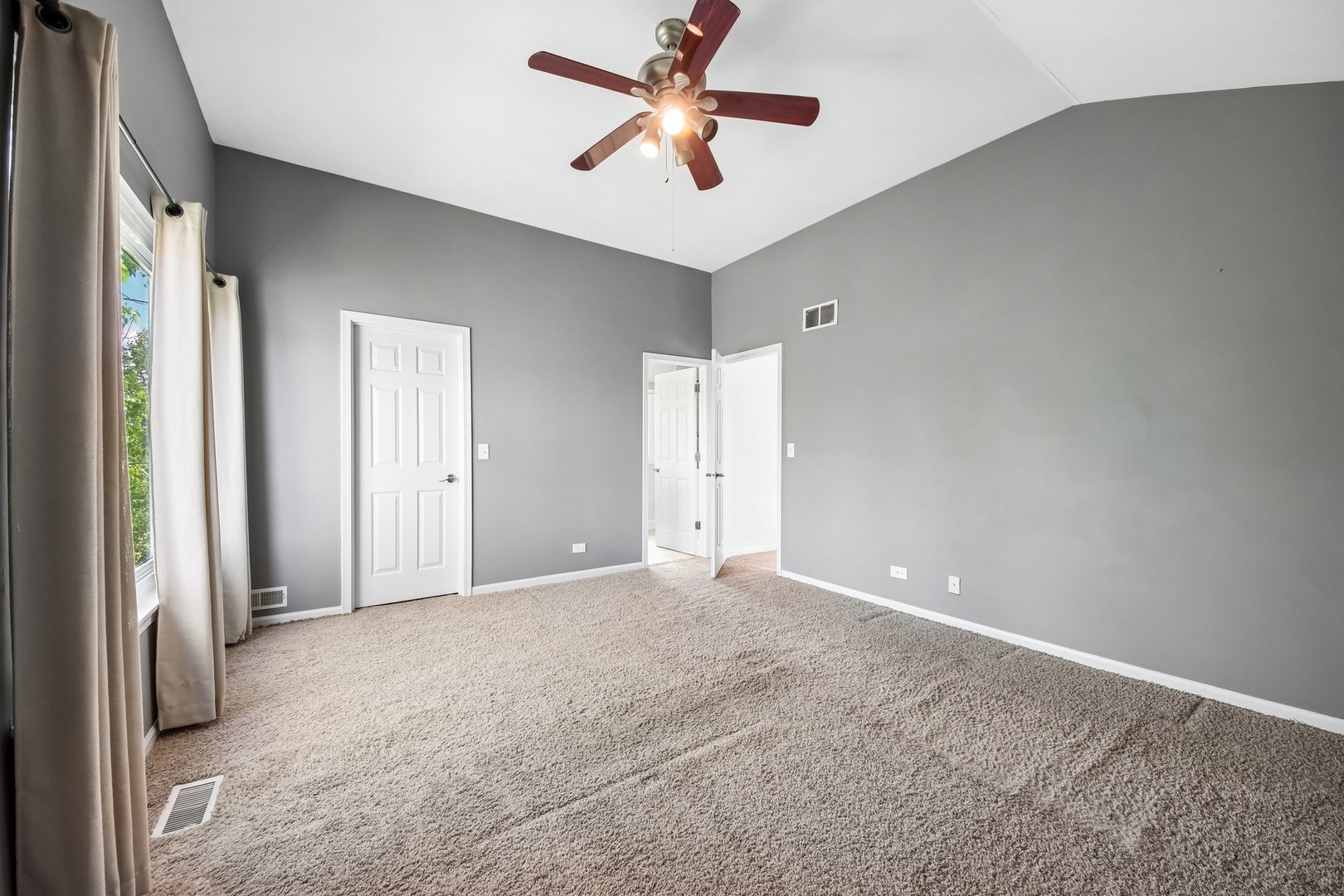 254 W Holly Court, Round Lake, IL 60073