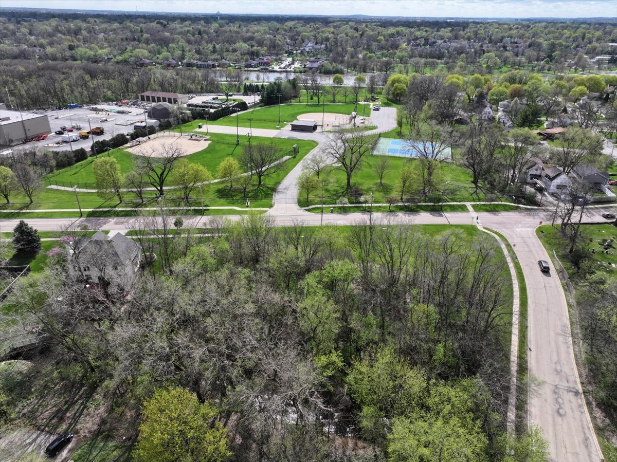 1009 S 9th Avenue, St. Charles, IL 60174