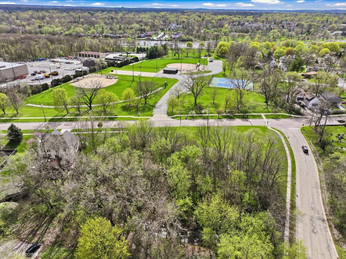 1009 S 9th Avenue, St. Charles, IL 60174