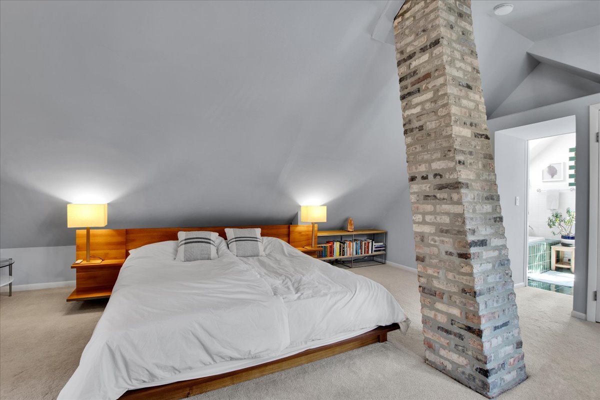 2030 W Shakespeare Avenue, Chicago, IL 60647