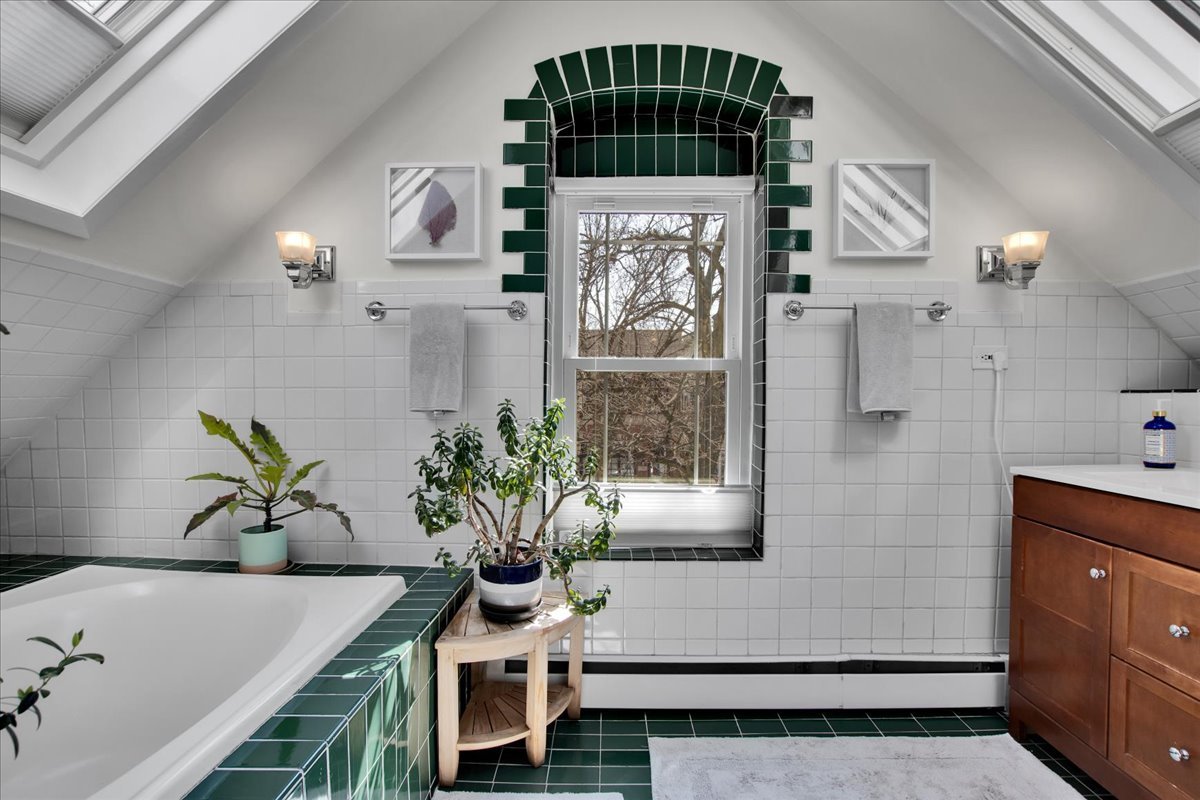 2030 W Shakespeare Avenue, Chicago, IL 60647