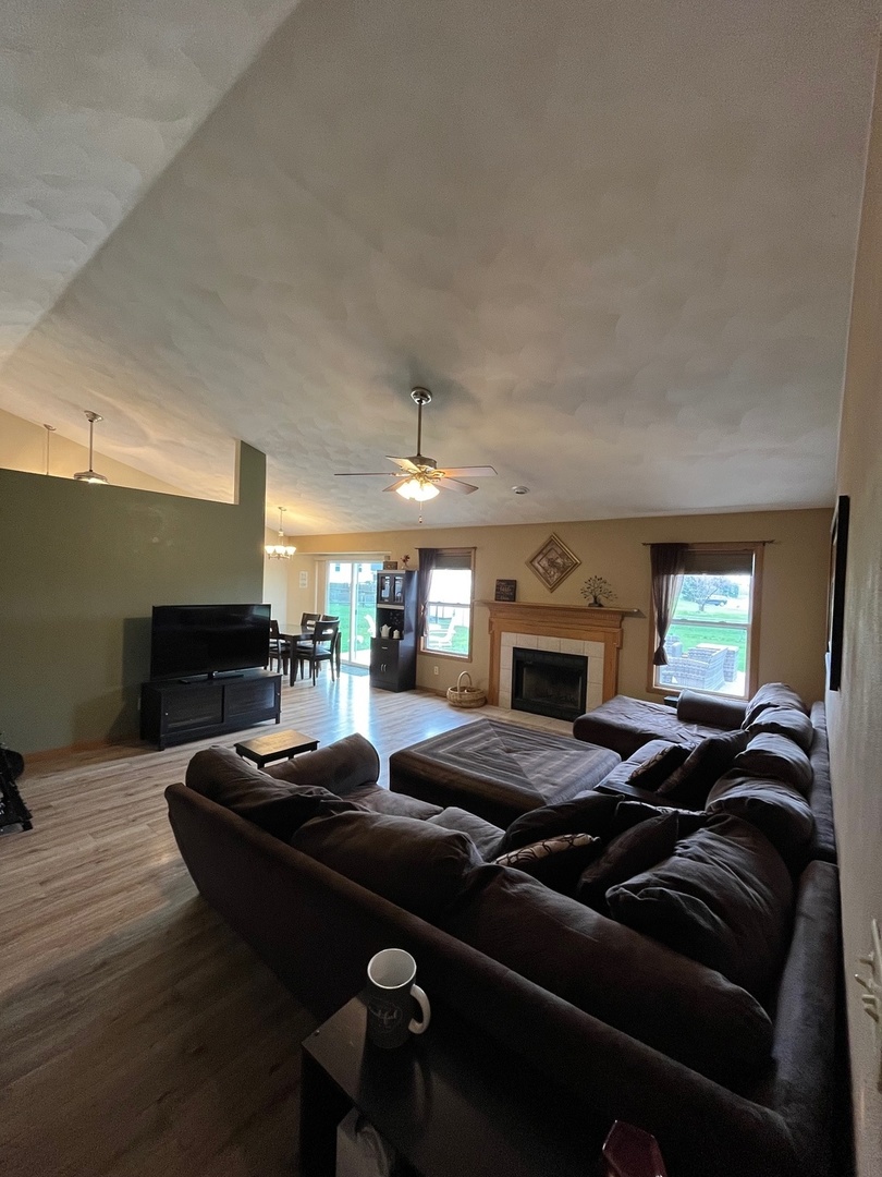 2096 Edge Rock Road, Rockton, IL 61072