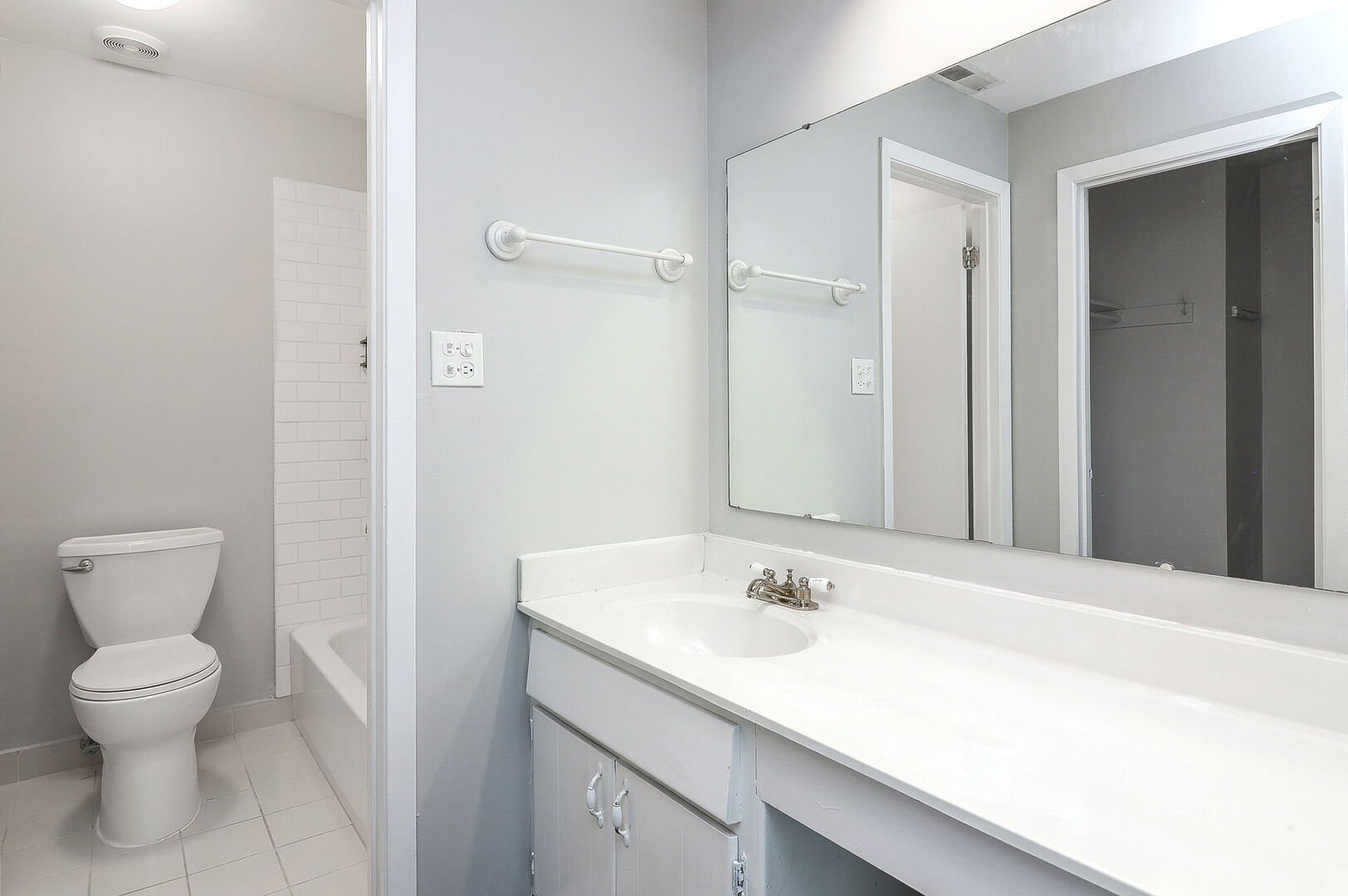 1782 Gloucester Court #B, Wheaton, IL 60189