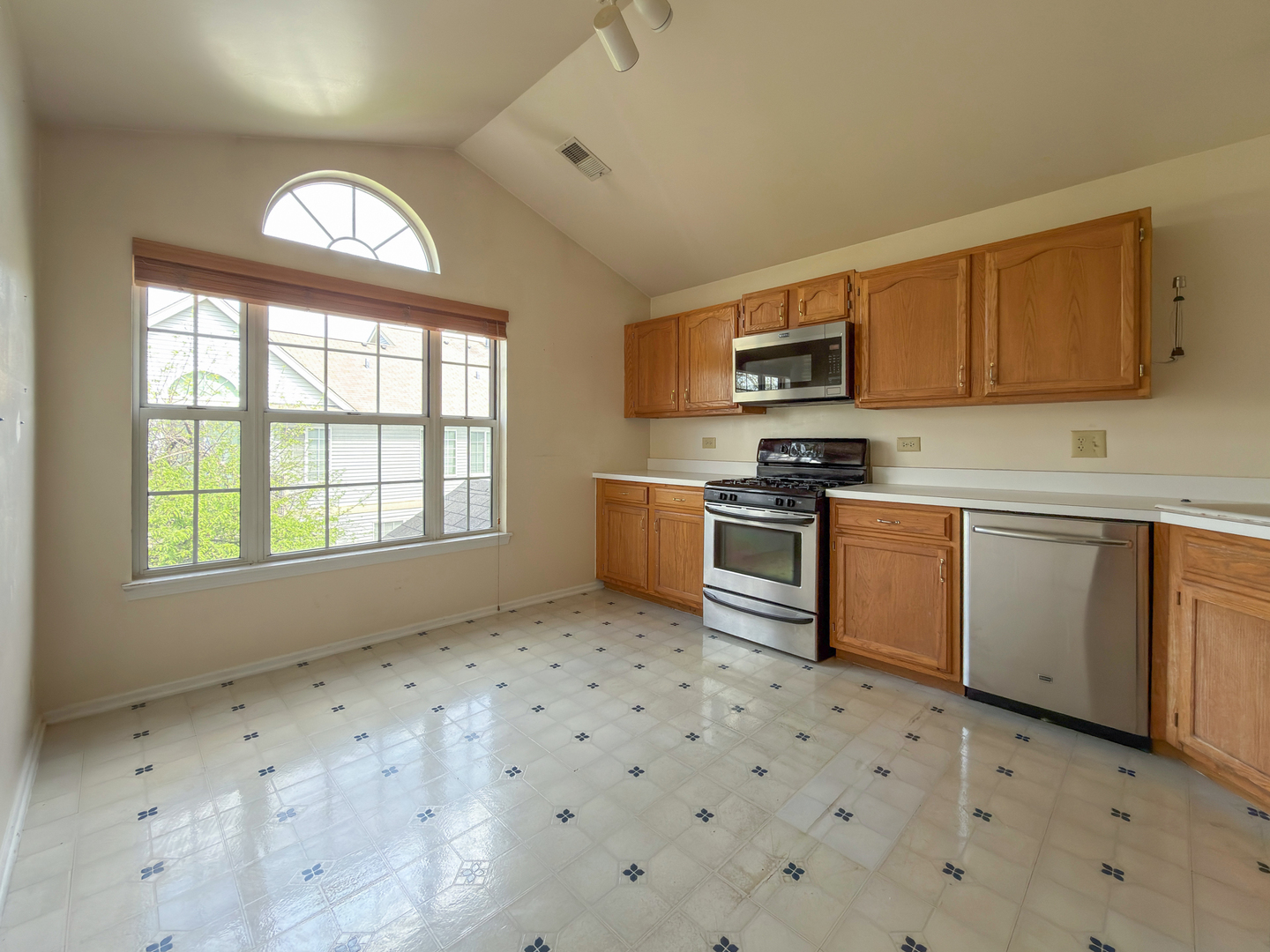 30W015 Juniper Court #30W015, Warrenville, IL 60555