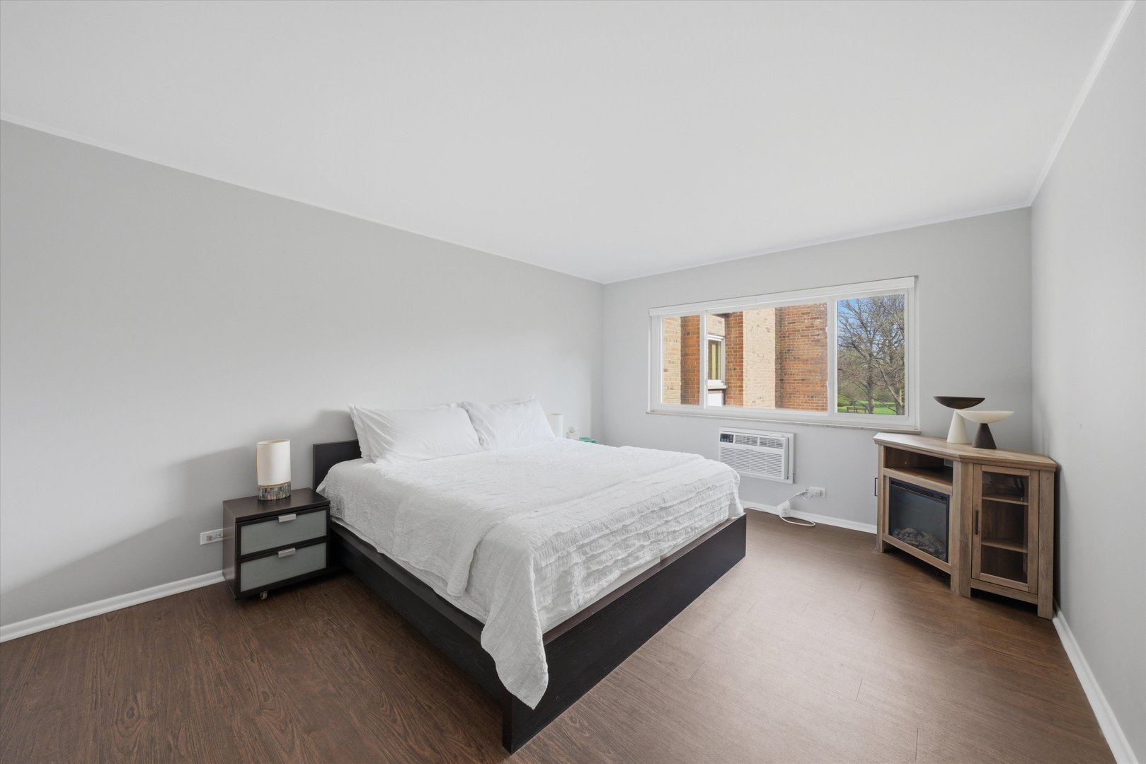 300 Claymoor Road #2E, Hinsdale, IL 60521