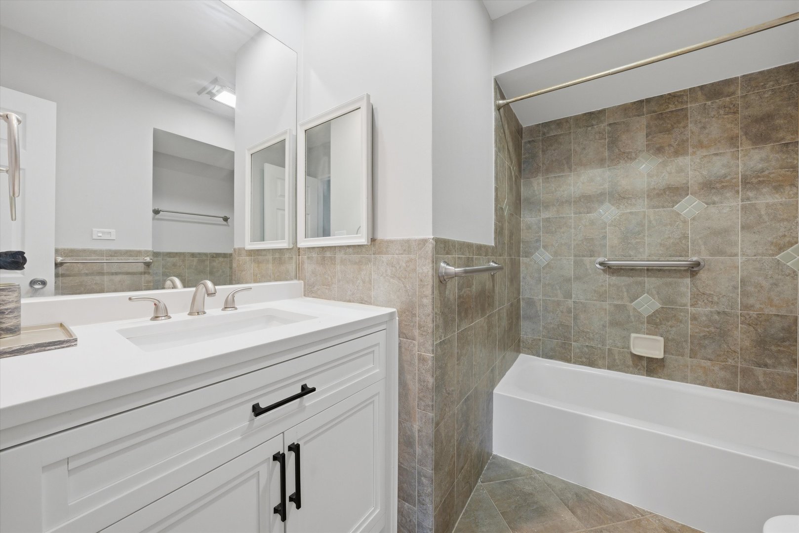 300 Claymoor Road #2E, Hinsdale, IL 60521