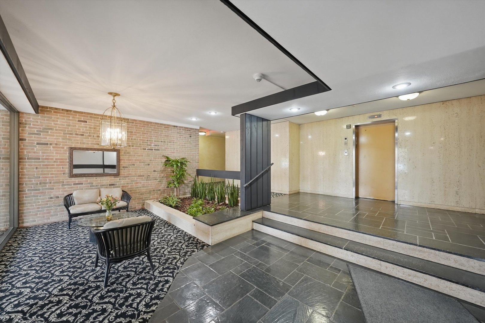 300 Claymoor Road #2E, Hinsdale, IL 60521