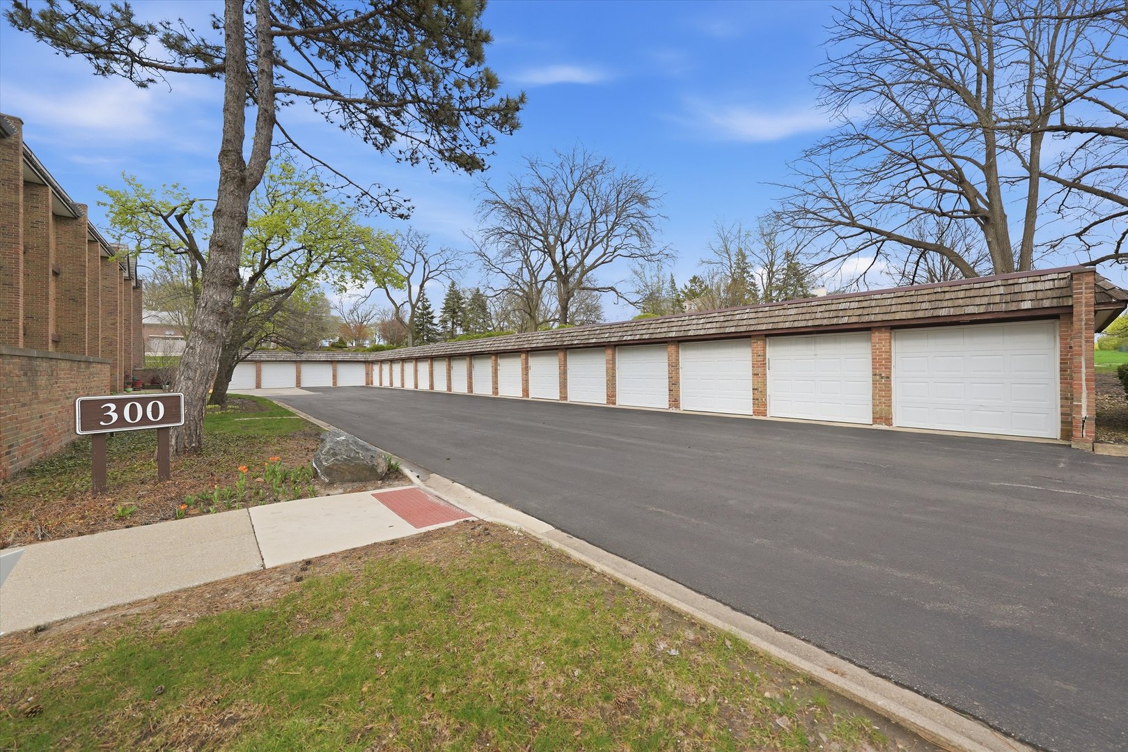 300 Claymoor Road #2E, Hinsdale, IL 60521