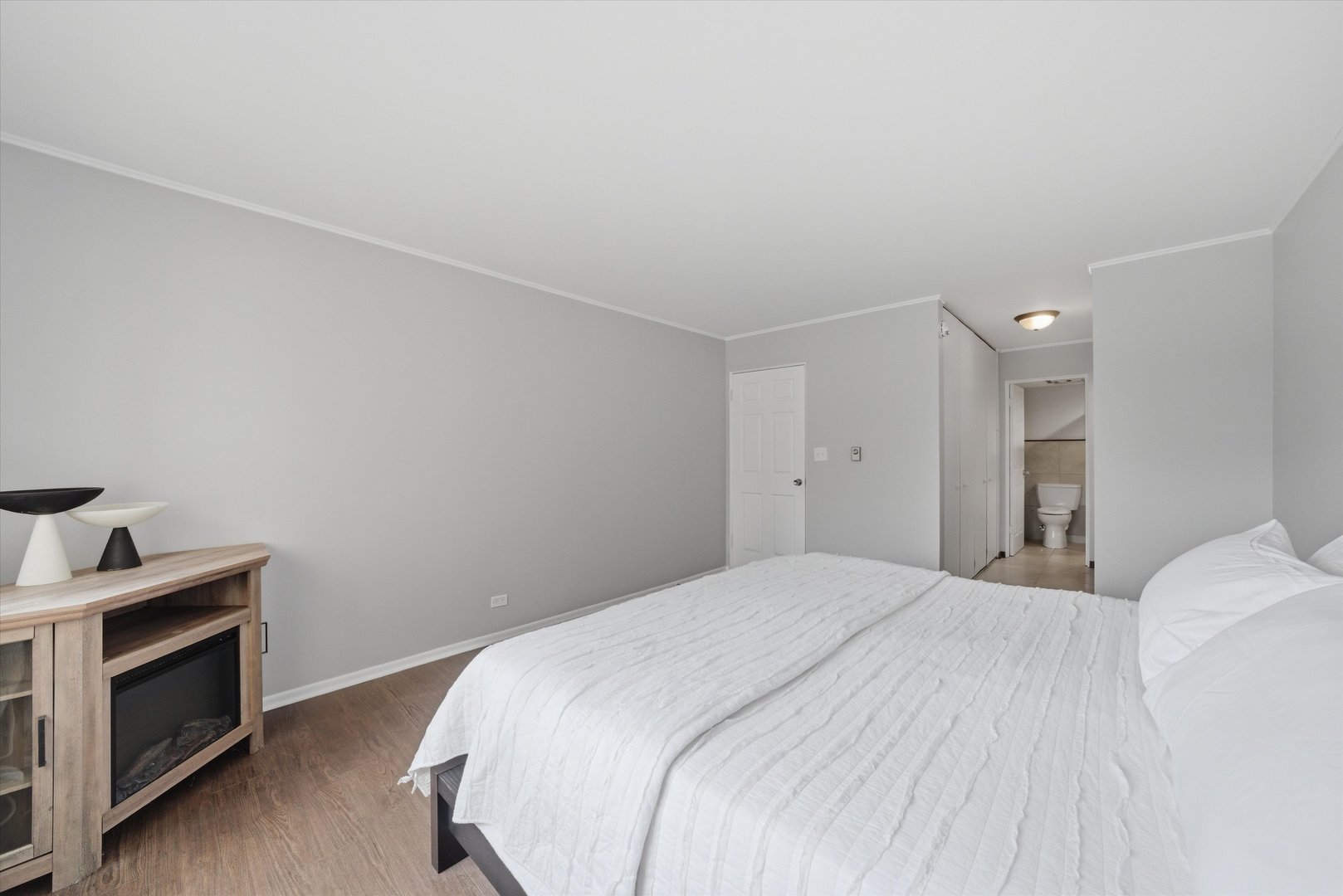 300 Claymoor Road #2E, Hinsdale, IL 60521