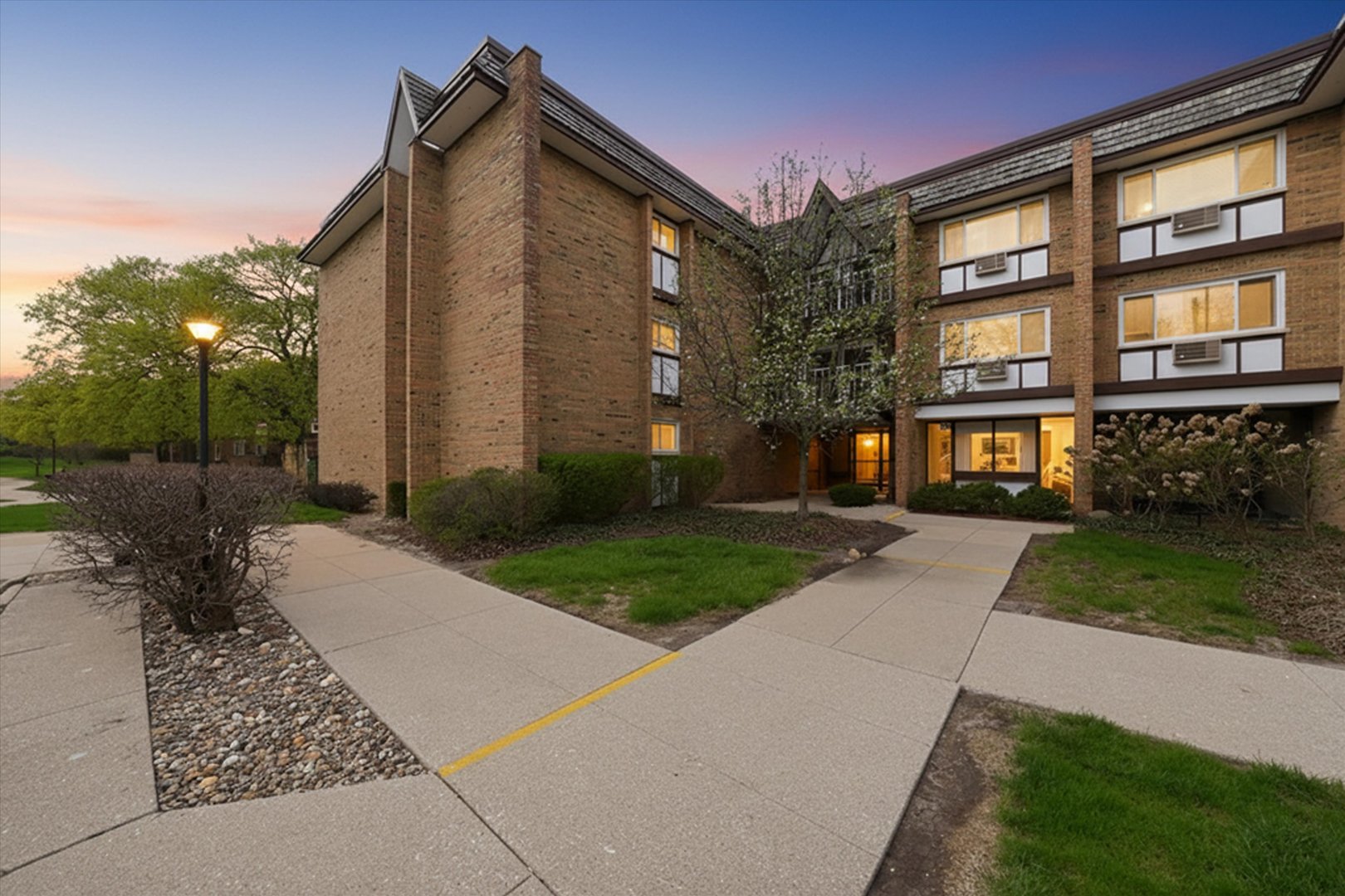 300 Claymoor Road #2E, Hinsdale, IL 60521