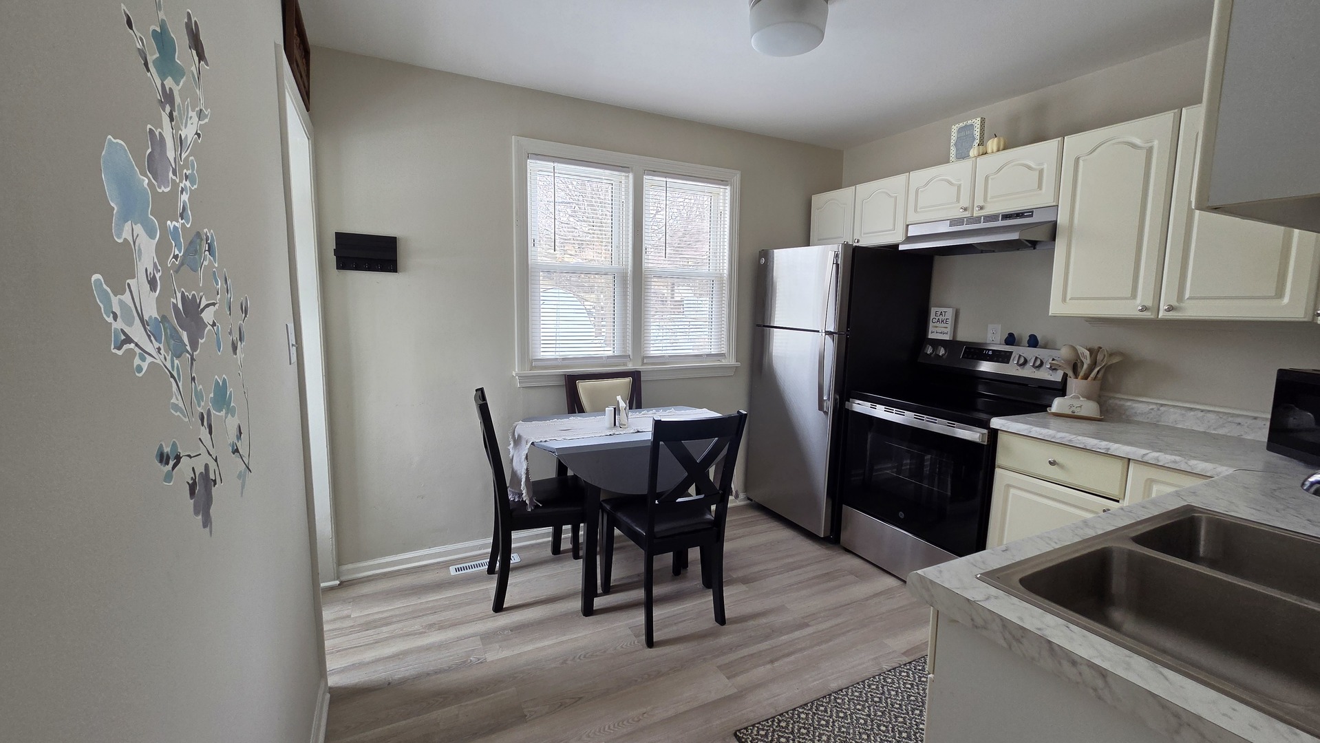 542 Whitney Avenue, Winthrop Harbor, IL 60096