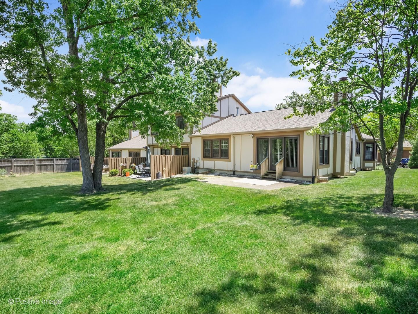 1039 Oakview Drive, Wheaton, IL 60187