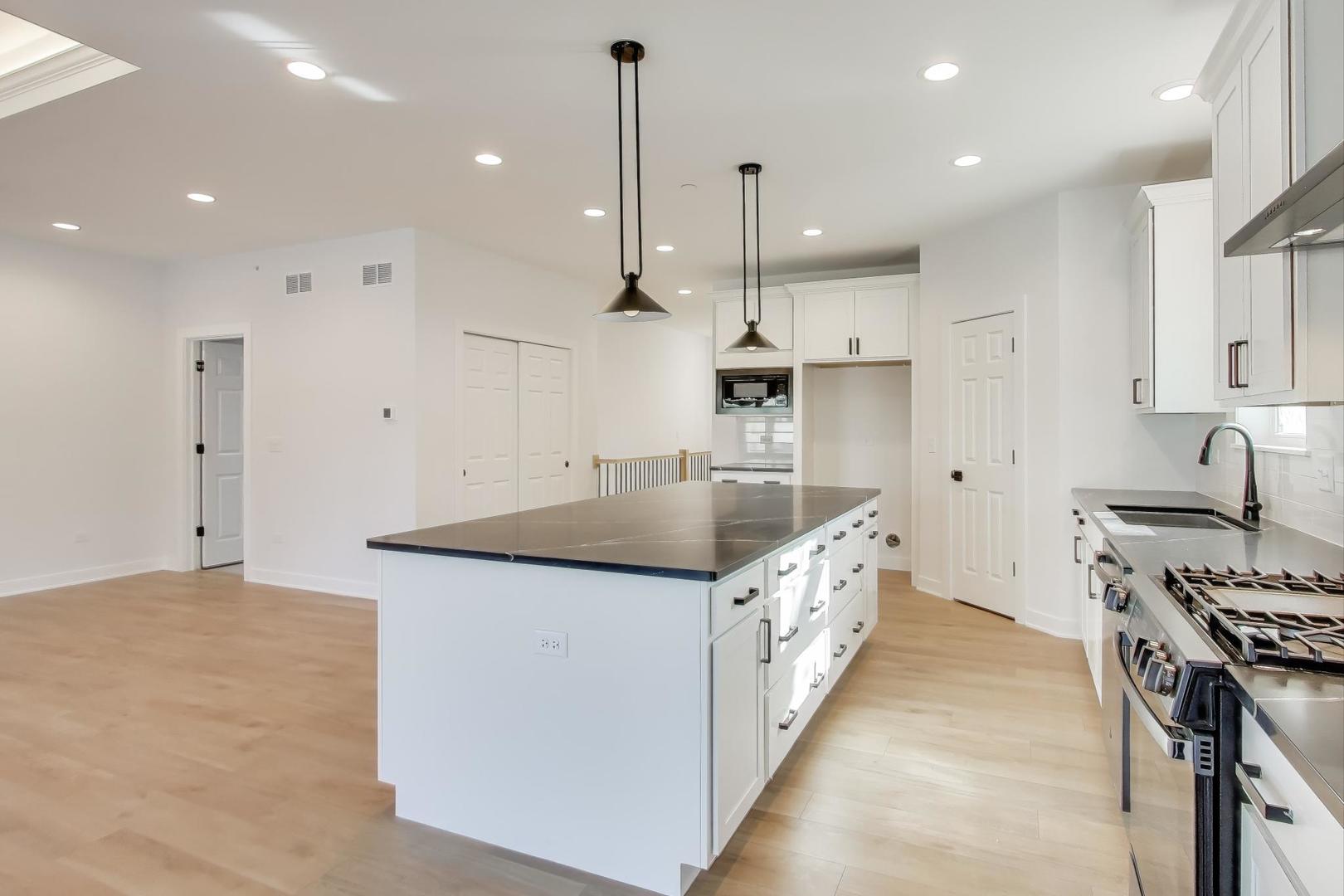 805 W Poplar Street, Palatine, IL 60067