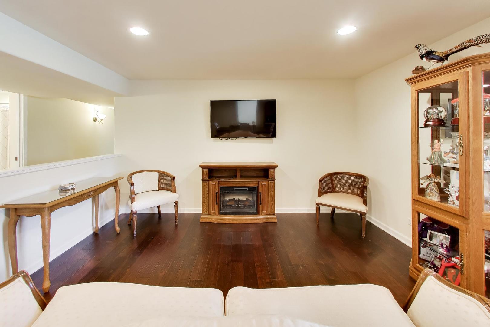 1126 Oak Point Court, Antioch, IL 60002