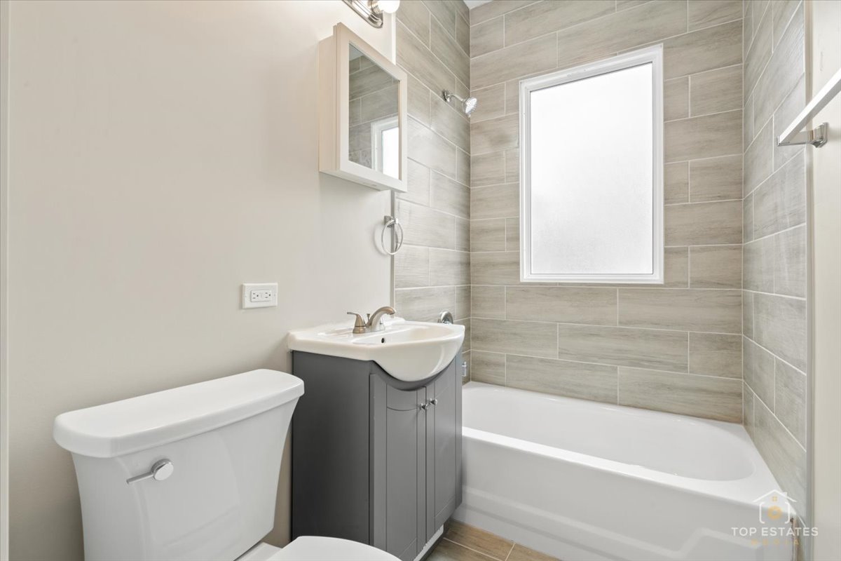 1542 Victoria Avenue, North Chicago, IL 60064