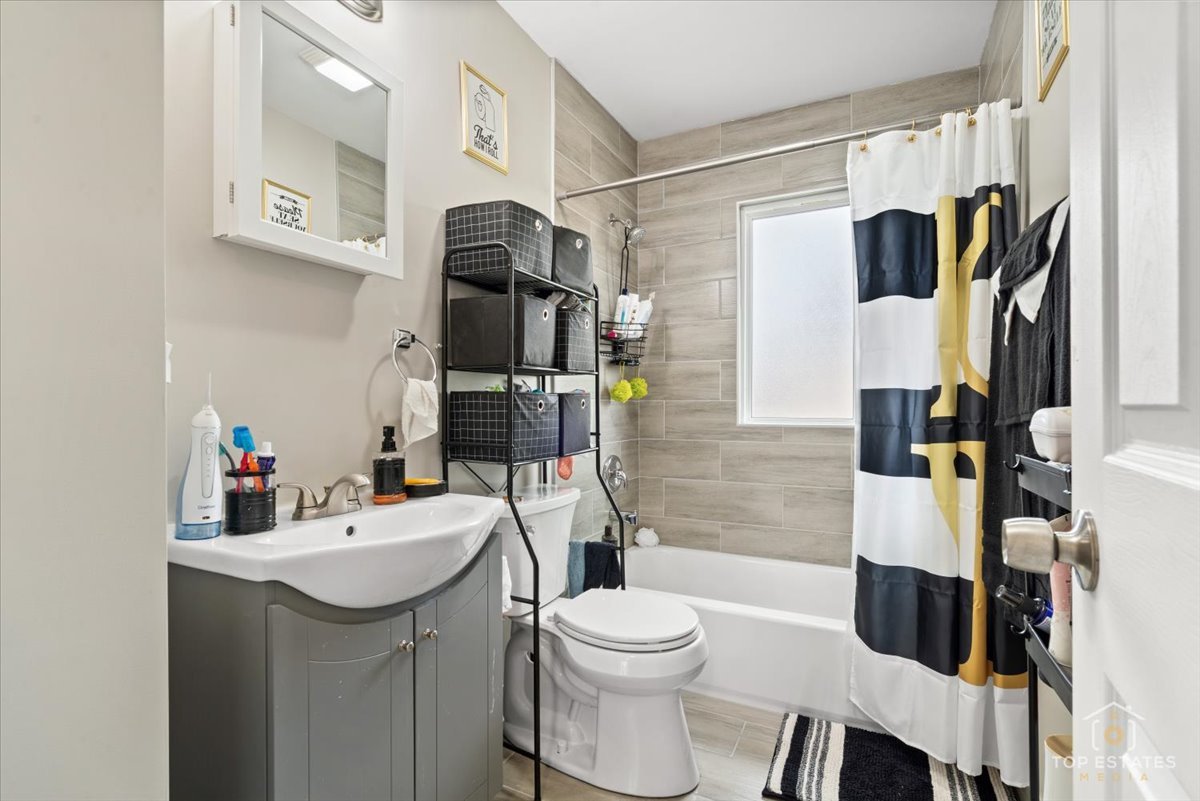 1542 Victoria Avenue, North Chicago, IL 60064