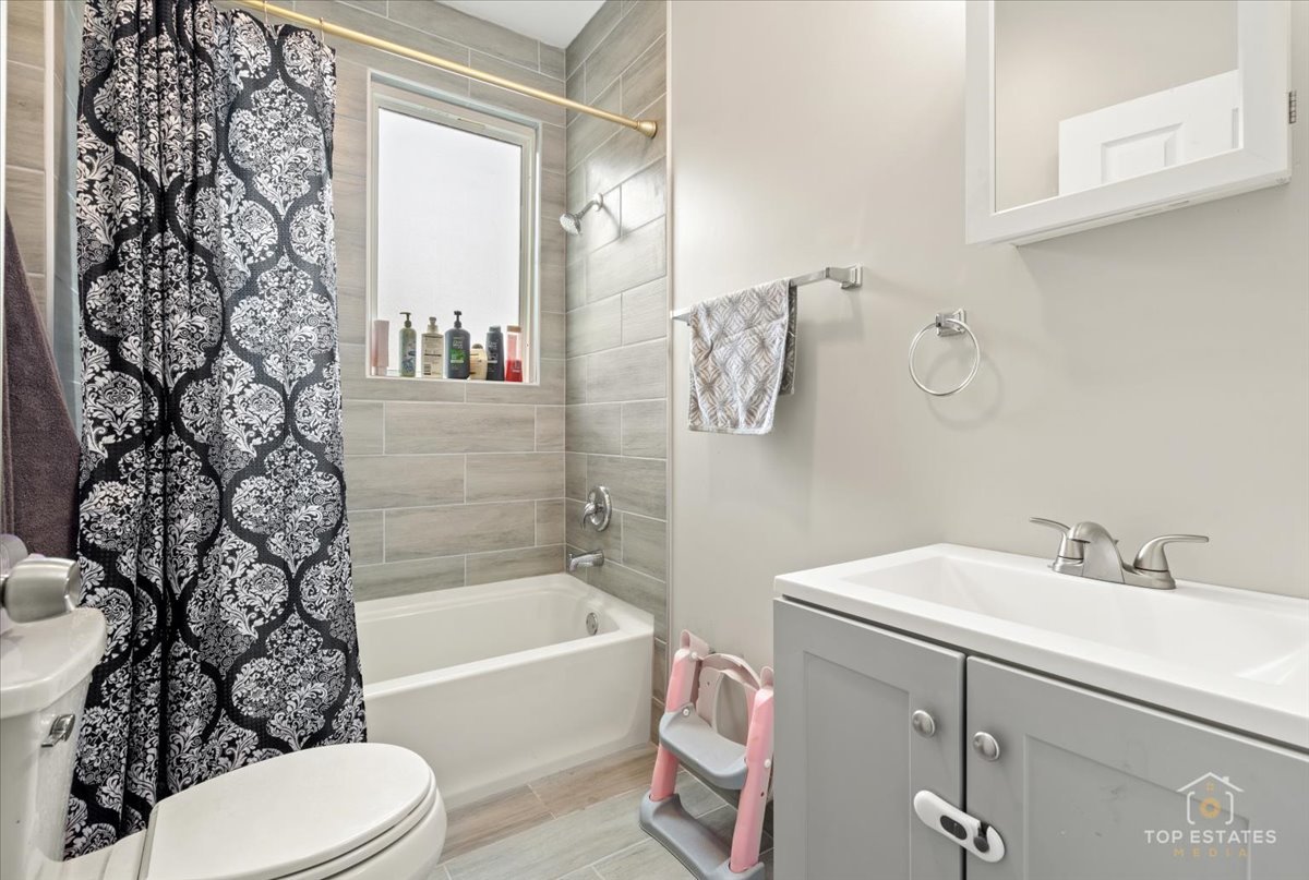 1542 Victoria Avenue, North Chicago, IL 60064