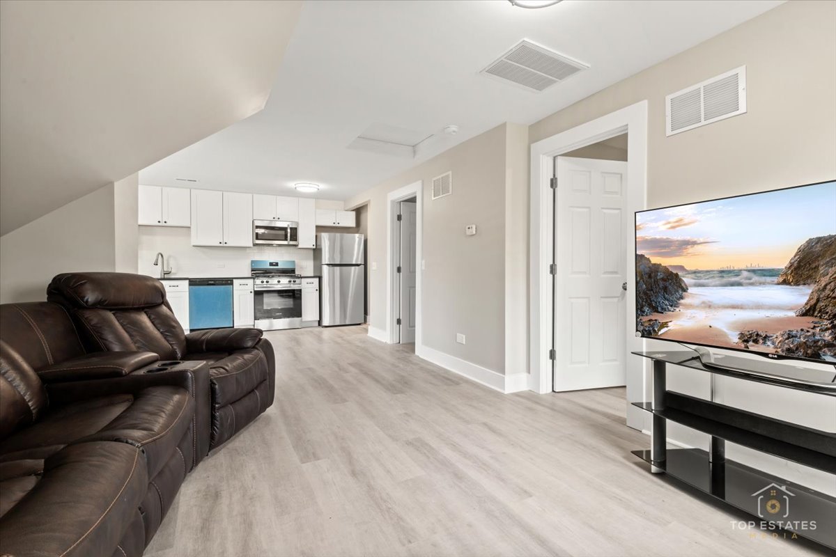 1542 Victoria Avenue, North Chicago, IL 60064