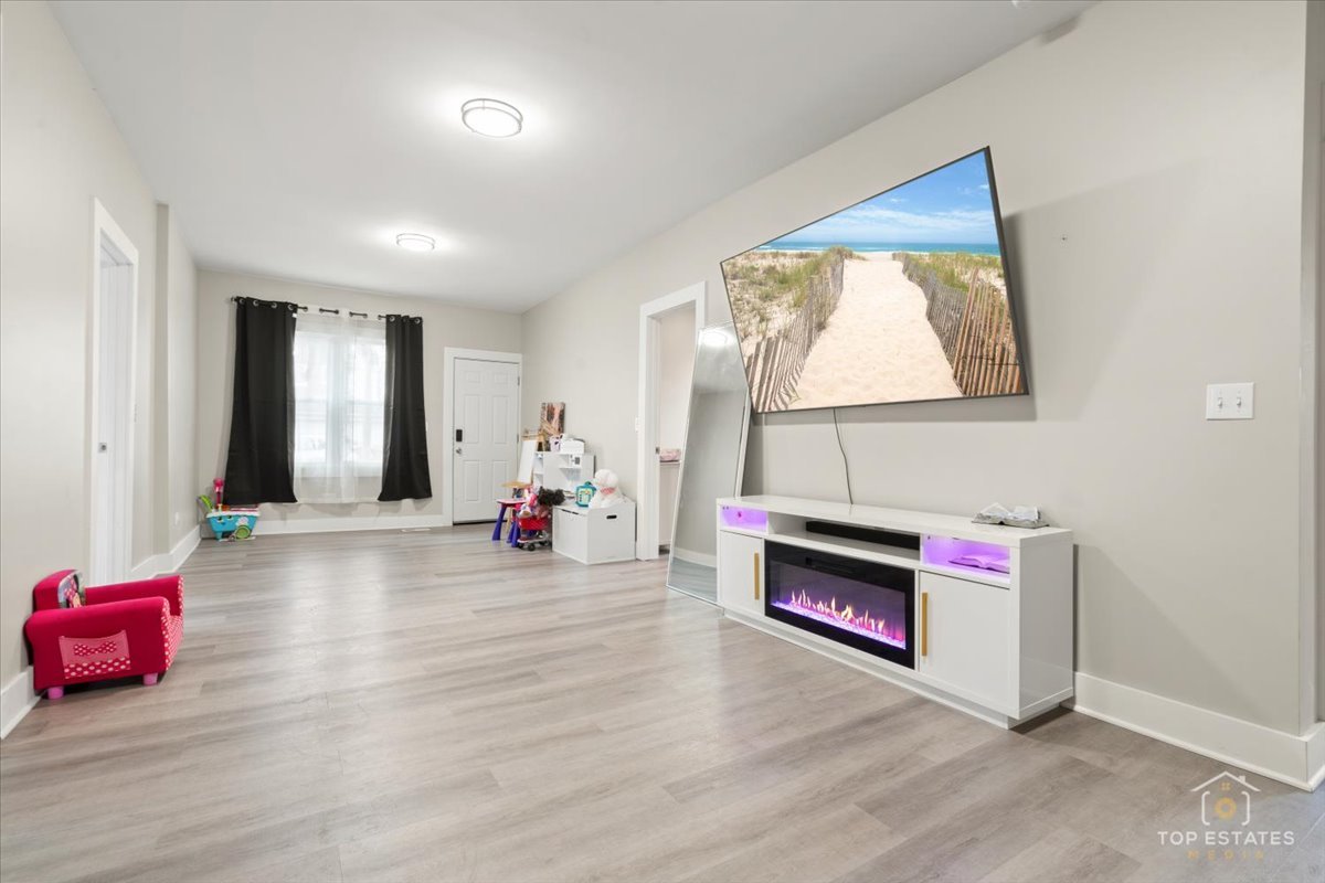 1542 Victoria Avenue, North Chicago, IL 60064