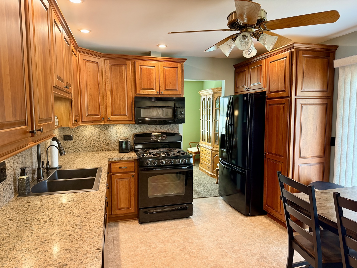 14221 Kilbourne Avenue, Crestwood, IL 60418