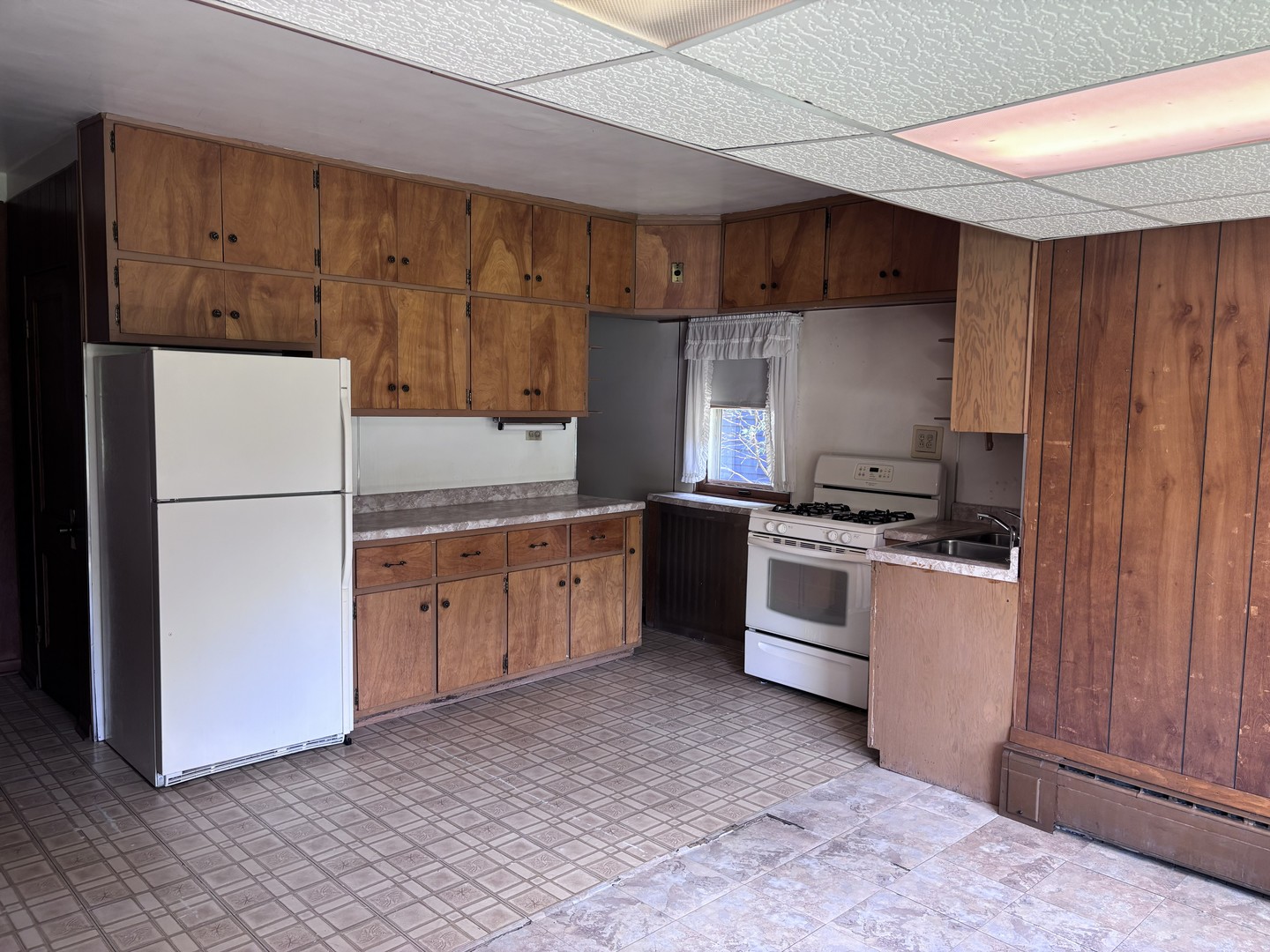 377 Blackhawk Road, Riverside, IL 60546