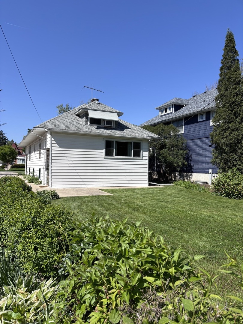 377 Blackhawk Road, Riverside, IL 60546