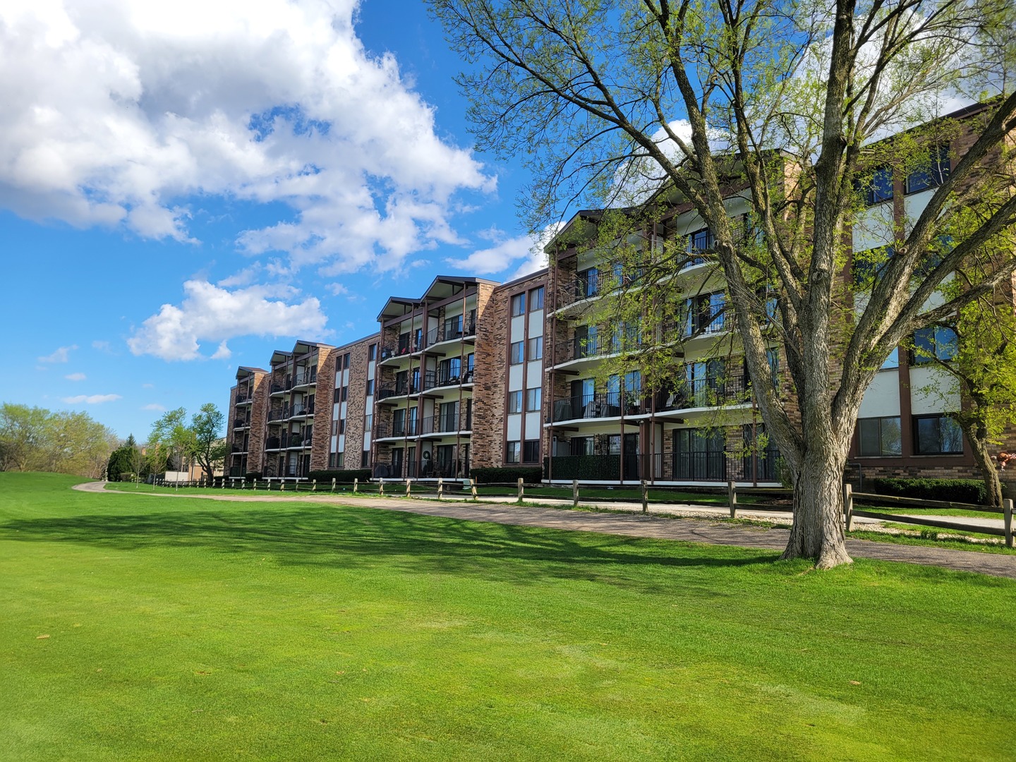 250 W PARLIAMENT Place #307, Mount Prospect, IL 60056