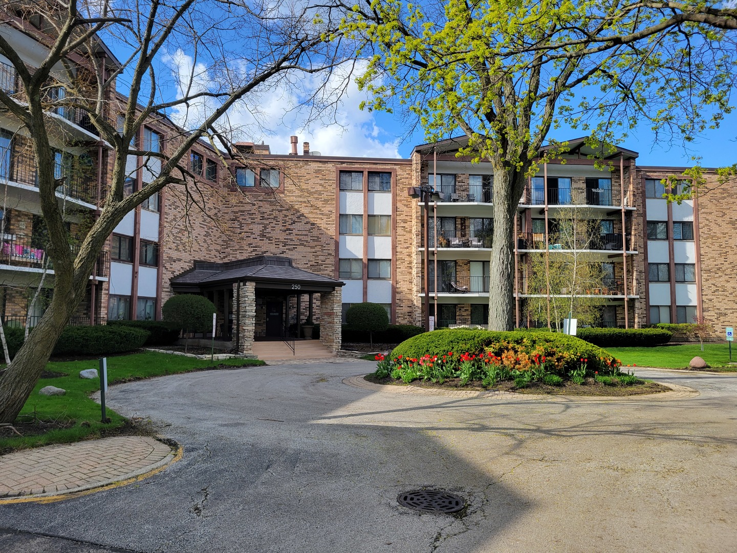 250 W PARLIAMENT Place #307, Mount Prospect, IL 60056