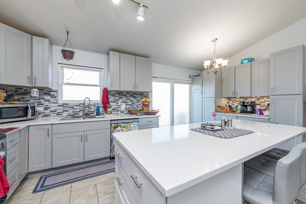 1230 Pheasant Run, Zion, IL 60099